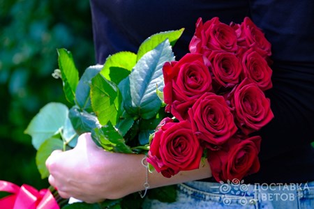 Букет из 9 красных роз "Ред Наоми"